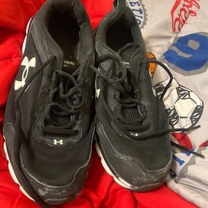 Black under armor shoes